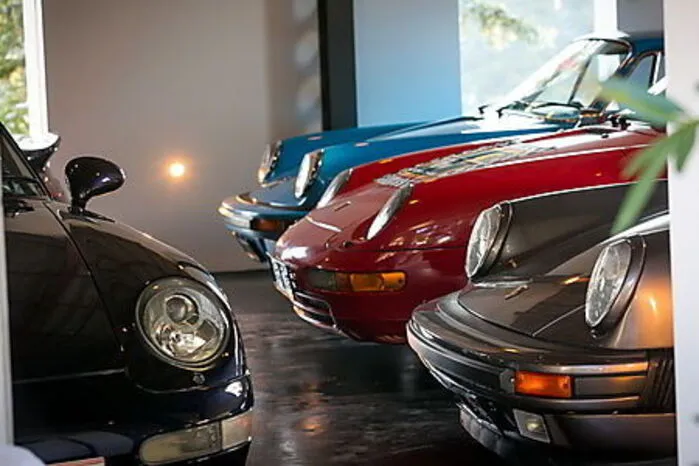 Gut sortiert war auch die Abordnung aus Zuffenhausen: Eine ganze Porsche-Parade parkte in der Garage.