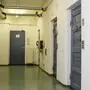 Blick auf geschlossene Zellentüren | Nicht einmal während der U-Haft blieb der Kärntner unauffällig (Symbolbild)
