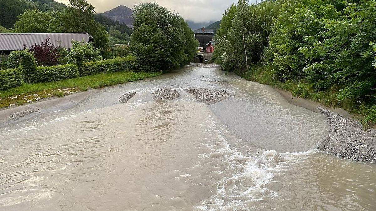 Ein Anrainer zeigt sich besorgt über vermehrte Stauraumspülungen im Bereich des Wasserkraftwerkes Erzbach