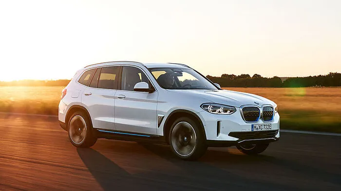 BMWs mittleres SUX X3 ist künftig als Benziner, Diesel, Plug-in-Hybrid und eben auch rein elektrisch zu haben Wobei das Strom-SUV iX3 seine Kollegen um knapp drei Zentimeter überragt.