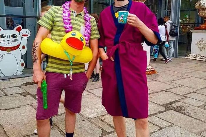 Es geht auch anders: Felber als Batman im Bademantel mit einem Joker.