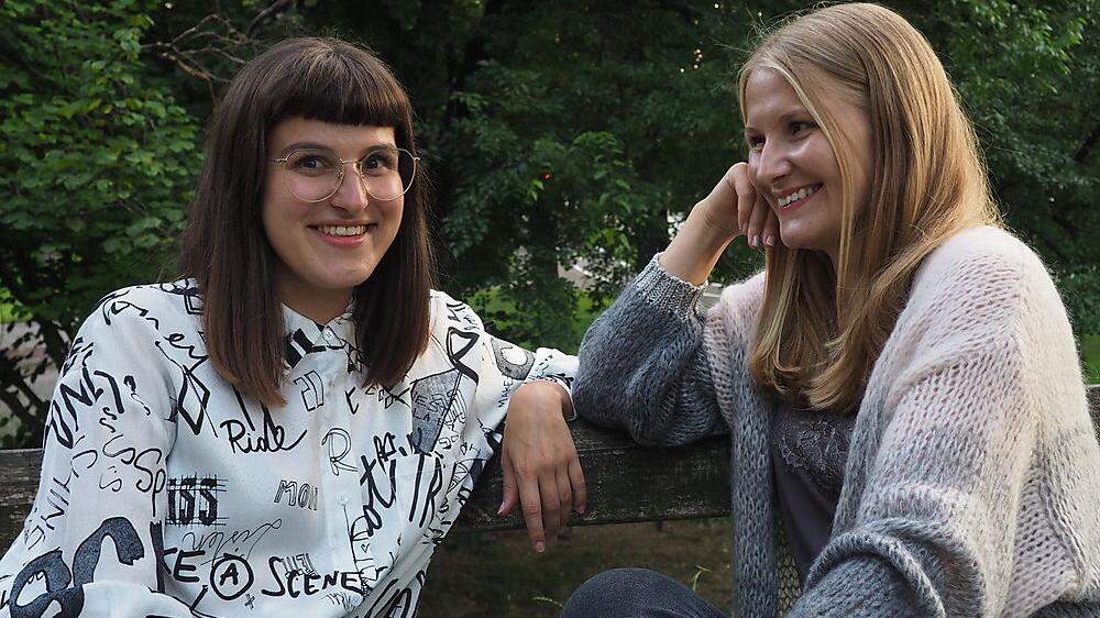Die Liebe zum Wort verbindet: die Studentinnen Lisa Höllebauer und Tamara Markel aus Graz