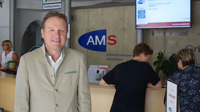 Robert Kalbschedl, hier im Empfangsbereich des AMS Judenburg. Bildung ist ihm ein besonderes Anliegen: „Ich habe oft genug gesehen, wie lange und verzweifelt Menschen Jobs gesucht haben, weil sie zu wenig ausgebildet waren“ 
