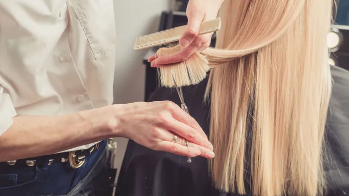 1. Im Sommer werden vor allem unsere Haarspitzen geschädigt. Um einen weiteren Haarbruch zu vermeiden, sollten die Spitzen geschnitten werden. Dadurch sehen die Haare gesünder und gepflegter aus. Eine weitere Möglichkeit ist der Spliss Cut, wo die kaputten Haarenden gekürzt werden, ohne Haarlänge zu verlieren.