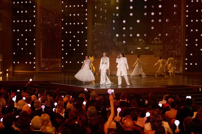 Der globale Netflix-Hit „KPop Demon Hunters“ gewann bei den Oscars 2026 gleich zwei Preise: „Bester Animationsfilm“ sowie „Bester Originalsong“ für „Golden“. Damit ist „Golden“ der erste K-Pop-Song überhaupt, der in dieser Kategorie ausgezeichnet wurde. Zudem wurden sechs der Songwriter damit zu den ersten Südkoreanern, die diesen Preis gewonnen haben
