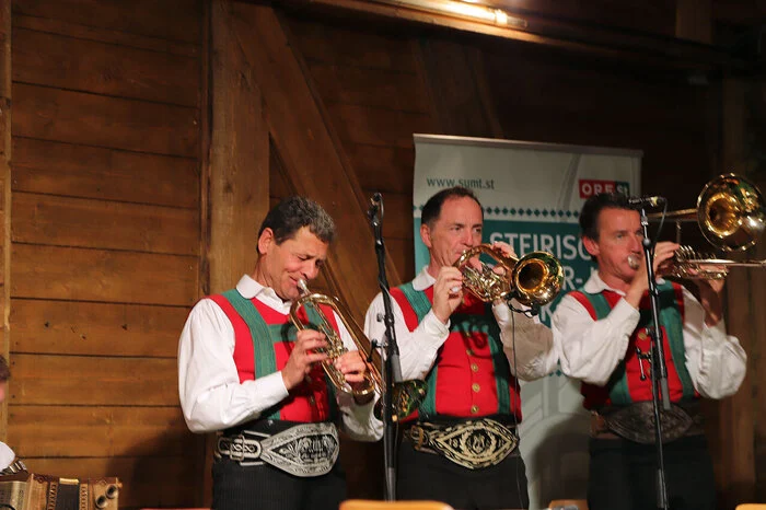 Auch der vom Fernsehen bekannte Franz Posch spielte mit seinen Innbrügglern im Hoferstadl auf.