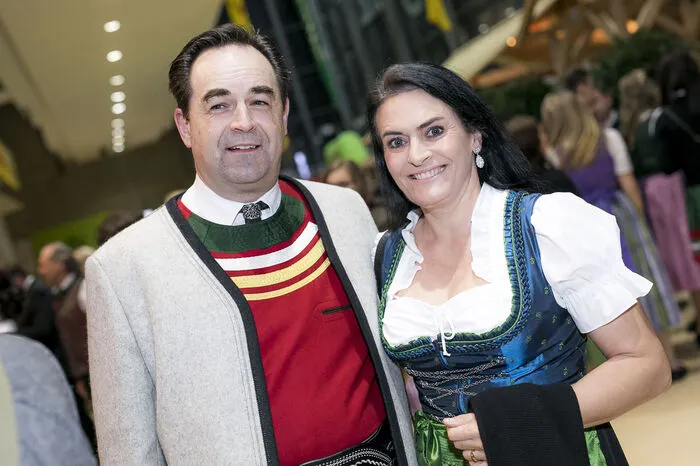 ... der Hausherr, Messe-CEO Armin Egger ebenfalls in "seiner" Tracht kam. Und mit Gattin Andrea natürlich.