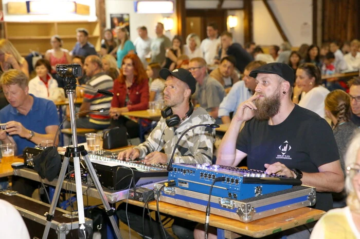 Übrigens: Beim rockigen Abend unter anderen gesehen: Krankenhaus der Barmherzigen Brüder St. Veit-Direktor Manfred Kraßnitzer, „Kärntner Buam“-Drittel Peter Gößnitzer, Mediziner Werner Weißenbacher, Glantaler Blasmusik Frauenstein-Obmann Gernot Zechner, Fleischermeister Alfred Pfandl, die Musiker Viktor „Vike“ Rogl, Wolfgang Rössler und Michael Gabernig sowie Bürgermeister Harald Jannach. 