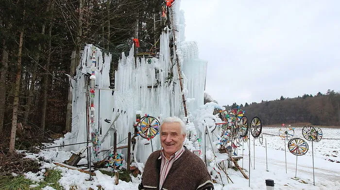 Herbert Riedl vor seiner mächtigen Eisskulptur in Oberzirknitz