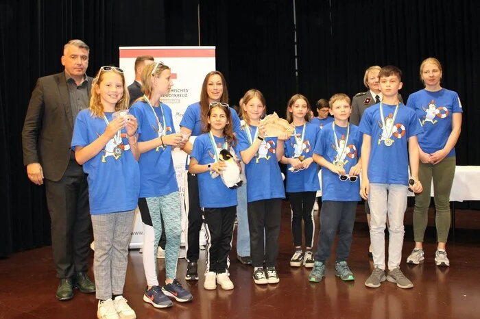 Bei der Veranstaltung, die vom Eisenerzer Jugendrotkreuz-Bezirksleiter Alex Reinhard und seinem Team im Vitalbad Eisenerz organisiert wurde, schwammen Kinder aus der 3. sowie 4. Klasse Volksschule um die Wette.