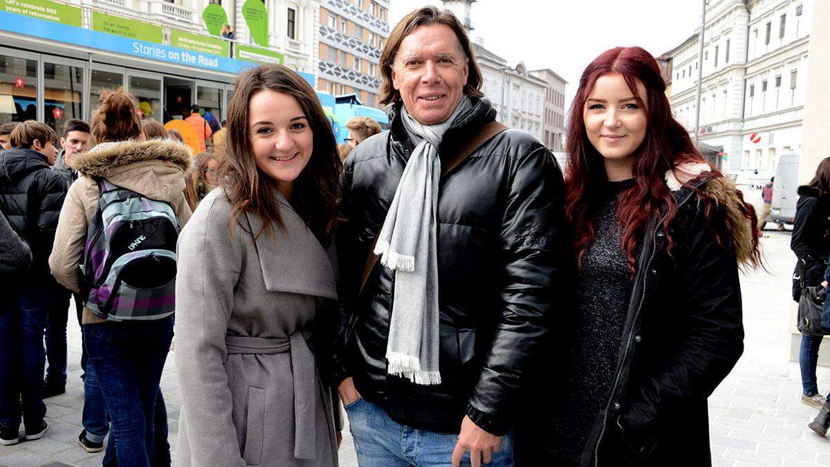  Elisabeth Haberschrick (links), Jürgen Öllinger, Larissa Rudifaria	