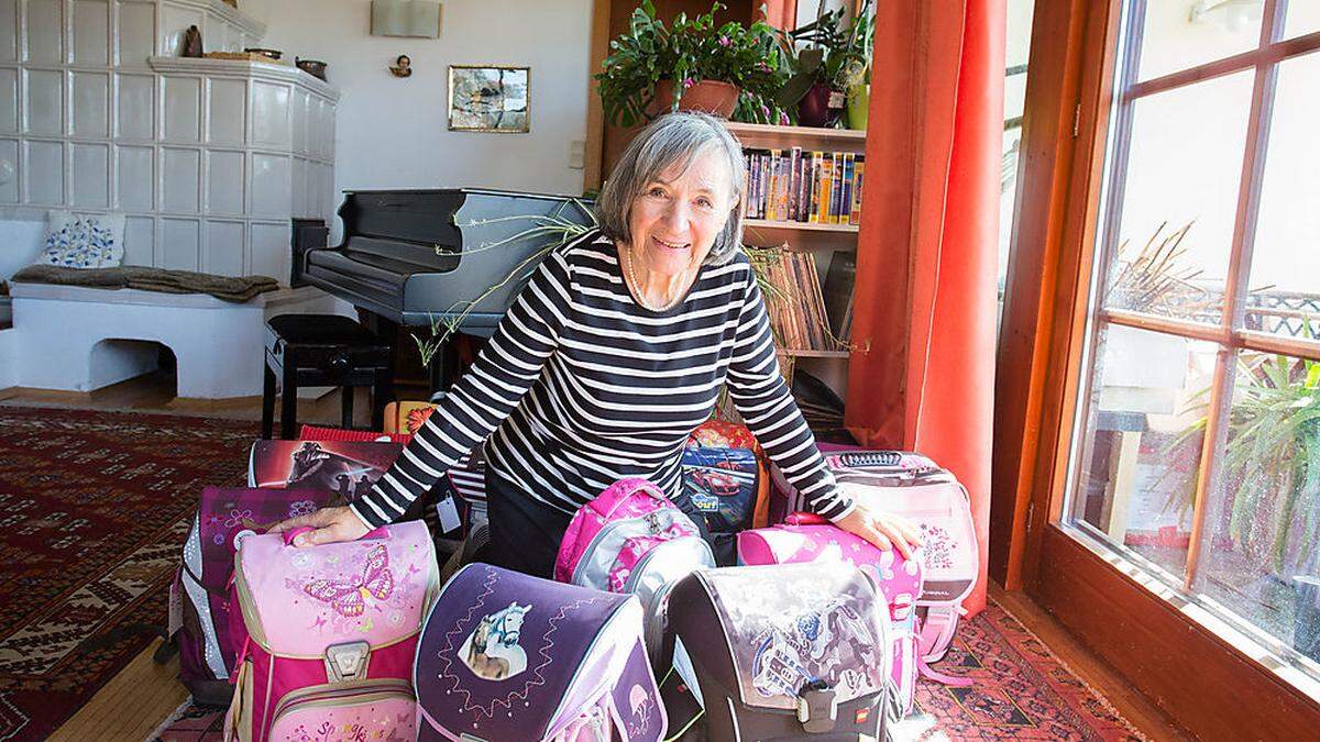 Roswitha Bazant (76) inmitten von Schultaschen, die sie gewaschen und befüllt hat