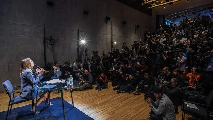 Die Fernsehmoderatorin Xenia Sobtschak will den russischen Präsidenten Wladimir Putin bei der Wahl im kommenden Jahr herausfordern. Sie werde von ihrem Recht Gebrauch machen, im März für das Präsidentenamt zu kandidieren, kündigte die Oppositions-Aktivistin am Mittwoch in einem Videoclip an.