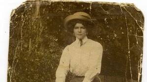 Therese Mostler auf Fahrrad anno 1911 