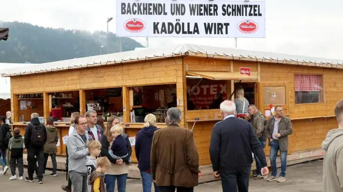 Wo gibt es am St. Veiter Wiesenmarkt die besten Backhendln? Als Antwort erhält man dann meistens: Beim „Kadöllawirt“. In ihrer kleinen, aber feinen Hütte muss man schon ein wenig Glück haben, um einen Sitzplatz zu ergattern. „An Spitzentagen kommt es schon vor, dass wir an die 200 Hendl-Portionen anrichten“, sagt die allseits bekannte Wirtin aus dem Bezirk Feldkirchen. 
