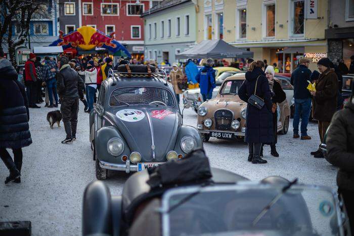Vor dem Start wurden die Automobil-Klassiker am Donnerstag in Schladming von zahlreichen Besuchern in Augenschein genommen