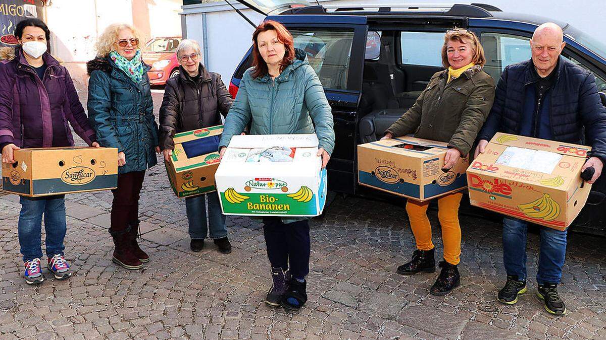 Brigitte Bock (Zweite von links) hilft Alla Kogler (vorne) und ihrem Ehemann bei den Spenden für die Ukraine