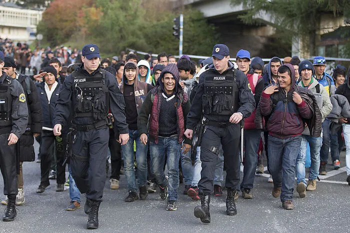 17. Oktober: Nachdem Ungarn seine Grenze zu Kroatien dicht gemacht hat, schwillt der Flüchtlingsstrom an der Südgrenze an. Hier begleiten slowenische Polizisten eine Gruppe zur Staatsgrenze.