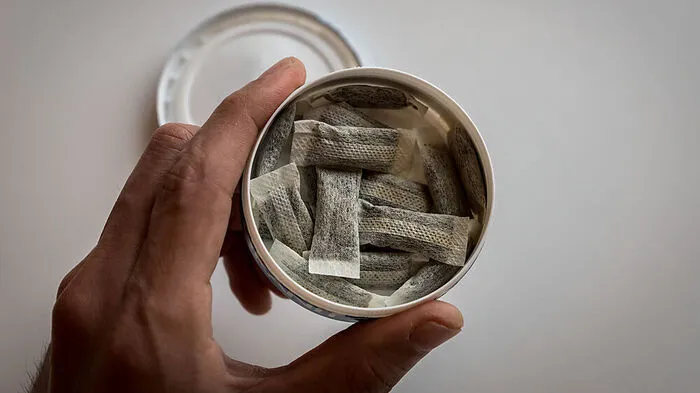 Snus wird meistens in Dosen mit je 20 Beuteln verkauft