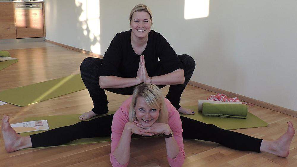 Spaß gehört bei den zertifizierten Yoga-Trainerinnen Claudia Trummer aus Bad Gleichenberg und Eva-Maria Flucher (vorne) aus Hof bei Straden in den Einheiten dazu