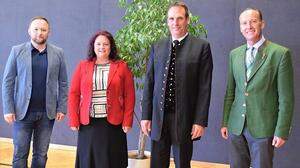 Vizebürgermeister Johannes Strobl, ÖVP, Gemeindekassierin Tanja Hierzberger (SPÖ), Bürgermeister Gottfried Heinz und Bezirkshauptmann Rüdiger Taus