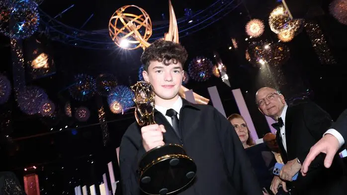 Der erst 15-jährige britische Jungschauspieler Owen Cooper war die größte Überraschung des Abends bei den Emmy Awards 2025. Er wurde für seine Rolle in der Miniserie „Adolescence“ als bester Darsteller ausgezeichnet - und ist damit der jüngste männliche Emmy-Gewinner aller Zeiten!
