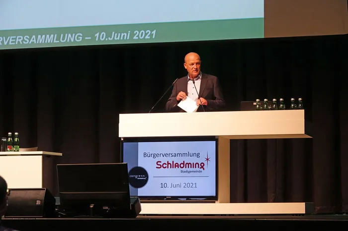 ... führte durchs volle Programm. Gekommen waren aber alle nur für die Diskussion rund um den Bauboom in Schladming.
