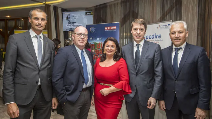 Raiffeisen-Marketingchefin Manuela Glaser flankiert von den Raiffeisen-Vorständen Gernot Jernej (Region Wörthersee), Albert David (Bleiburg), Georg Messner (Raiffeisen Landesbank), und Walter Hartlieb (Kötschach-Mauthen)