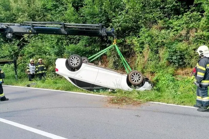 Der Lenker des Fahrzeugs erlitt durch den Unfall Verletzungen unbestimmten Grades.