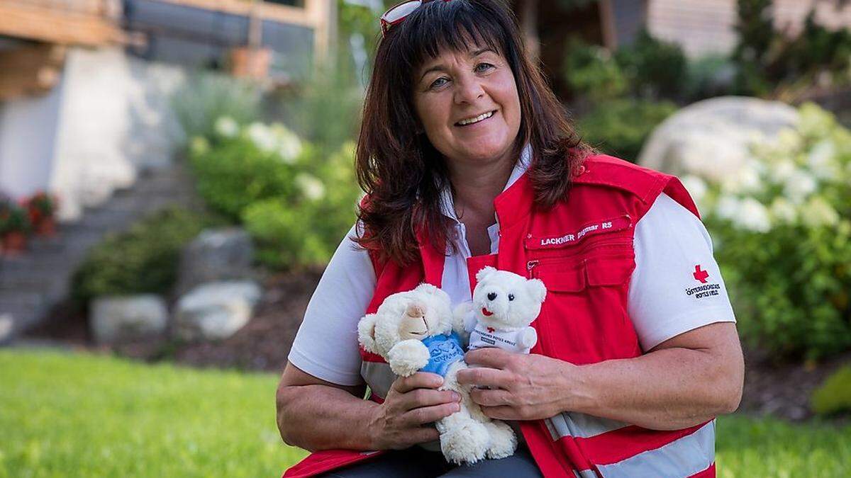 Dagmar Lackner ist mit Leib und Seele „Rotkreuzlerin“. Sie leitet auch die Teddybär-Ambulanz