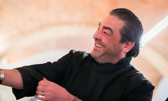 Während der Ausbildung jobbte er als DJ – „von Mitternacht bis sechs Uhr morgens“. Um neun Uhr stand er schon wieder in der Küche