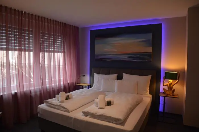 Die Zimmer sind passend zum Thema farbenfroh gestaltet. Über jedem Bett hängt ein Werk der Künstlerin Roswitha Dautermann.
