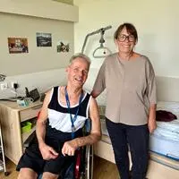 Astrid Duller mit ihrem Klienten Ulfried Rinnofner in seinem Zimmer im Seniorenheim