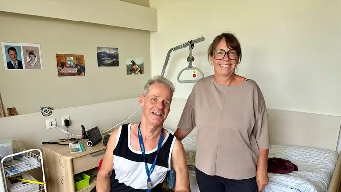 Astrid Duller mit ihrem Klienten Ulfried Rinnofner in seinem Zimmer im Seniorenheim