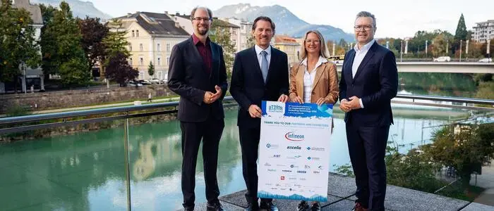 Begrüßen die Fachwelt in Villach: Werner Schustereder, Ewald Wiltsche (Infineon Fertigung), 
Alina Absmeier (Produktionsleitung) und Infineon-Finanzvorstand Jörg Eisenschmied