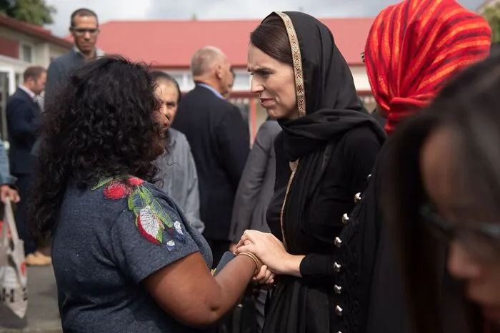 Die neuseeländische Premierministerin Jacinda Ardern besuchte die Moschee und die Opferfamilien und kündigte als Konsequenz aus dem Anschlag eine Verschärfung der Waffengesetze an.