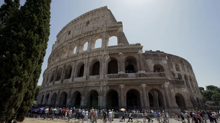 Die erste Etappe der groß angelegten Restaurierung des Kolosseums in Rom ist geschafft. Das 2015 von 6,6 Millionen Personen besuchte Kolosseum gilt als architektonische Meisterleistung der antiken römischen Baukunst. 