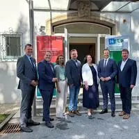 v.l.: Ulf Drabek (Vorstand für Finanzen und Technik), Philipp Könighofer (FPÖ-Klubobmann-Stellvertreter), Birgit Großauer (Pflegedirektorin des Verbunds LKH Graz II), Primar Florian Eisner, Eveline Kink (Ärztliche Direktorin des Verbunds LKH Graz II), Karlheinz Kornhäusl (Landesrat für Gesundheit, Pflege, Kultur) und Bernhard Haas (Betriebsdirektor des Verbunds LKH Graz II)