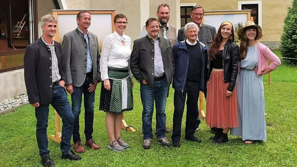 Die Fotografen mit Ehrengästen bei der Vernissage vor der Kaiserhof Glasmanufaktur