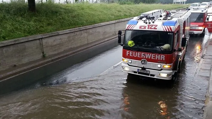 Überflutung in der Unterführung Südring/Ebenthaler Straße