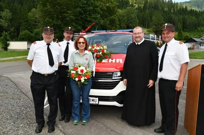 Die Segnung des neuen Fahrzeugs nahm Prior Pater Gerwig Romirer vor.