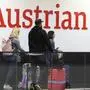 ABD0069_20240301 - SCHWECHAT - ÖSTERREICH: Heute, Freitag, 1. März 2024, fand eine AUA-Betriebsversammlung des Betriebsrates Bord und der Gewerkschaft statt. Im Bild: Passagiere vor einen AUA-Logo am Flughafen Wien-Schwechat. - FOTO: APA/ROBERT JAEGER