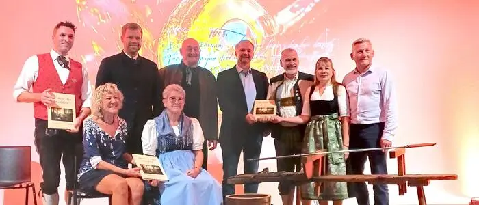 Viana Styria-Obmann Karl Dudek (3.v.l.) bei der Buchpräsentation mit den beiden Vereinen