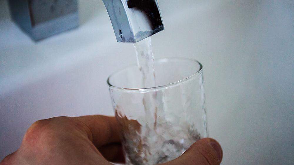Vor dem Trinken muss das Wasser drei Minuten lang gekocht werden.