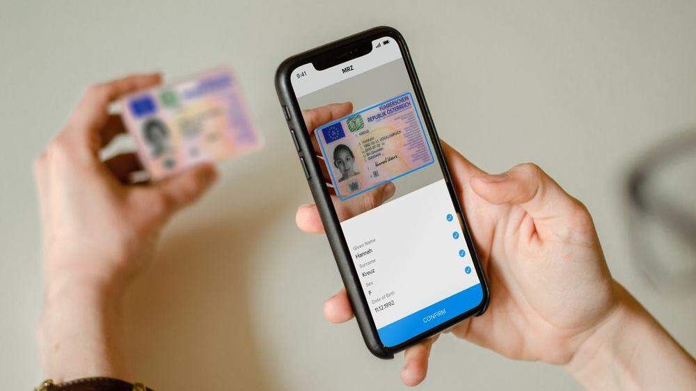 Ein Mobiltelefon scannt einen österreichischen Führerschein mit Anyline-Technologie 