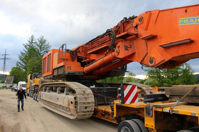 Rund ein Jahr lang war die riesige Baumaschine bei den Abrissarbeiten des ehemaligen ÖDK-Kraftwerks in Voitsberg im Einsatz.