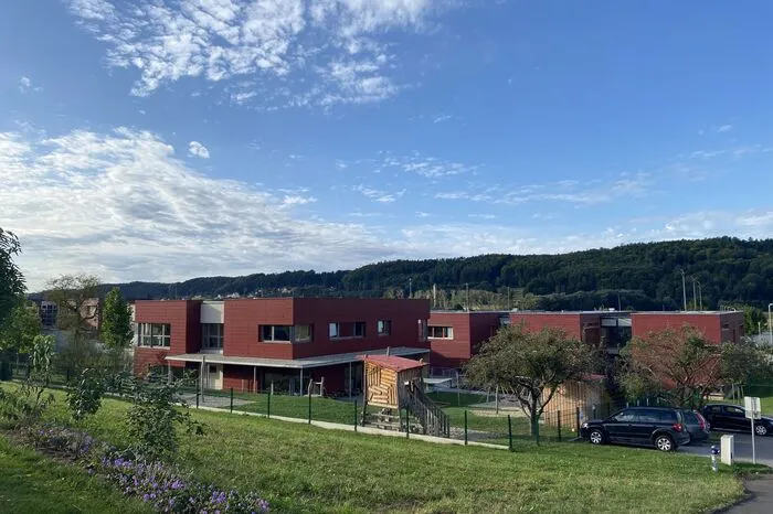 Der vordere Teil des Gebäudes im Bild ist der Kindergarten in der Flurgasse; der hintere Teil gehört schon zur Volksschule.