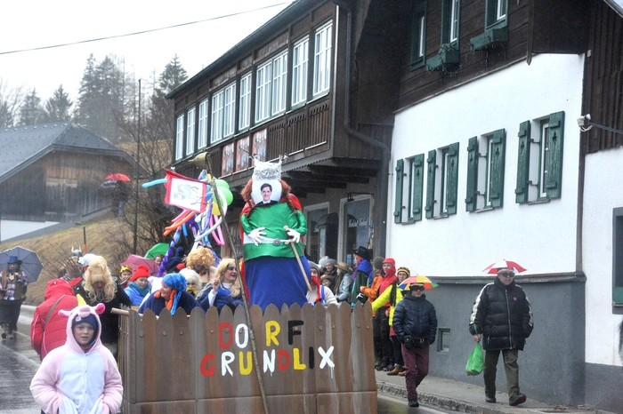 Heiterer Umzug in Grundlsee