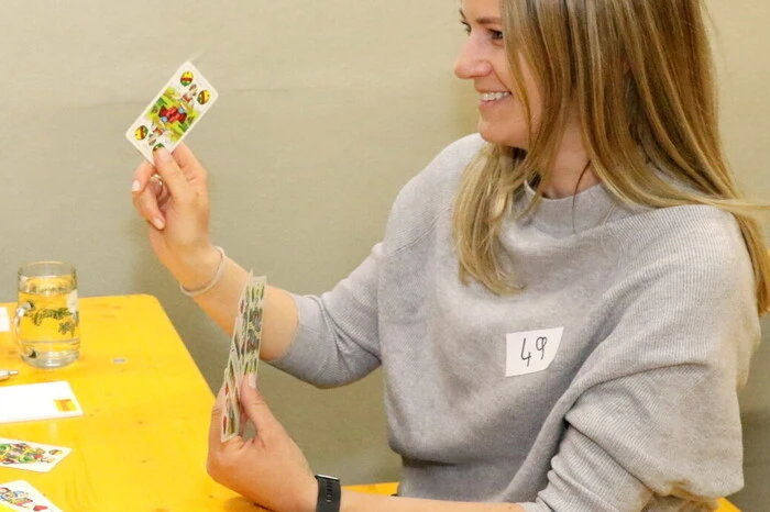 Übrigens: Eine Frau wurde „Schnapserkönigin“. Ihr Name: Kerstin Bayer (Foto). Mit einem Osterschinken und 150 Euro in der Tasche machte sie sich auf die Heimreise. 
