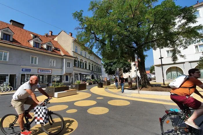 Und tatsächlich nehmen die Benutzer die Signale auf: Das Straßenbild wird von Fußgängern dominiert, die meisten Radfahrer sind in diesem Abschnitt deutlich langsamer unterwegs als sonst...